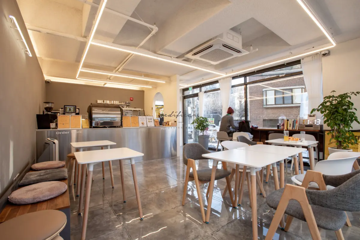 자연광 가득한 북유럽 감성 미니멀 카페